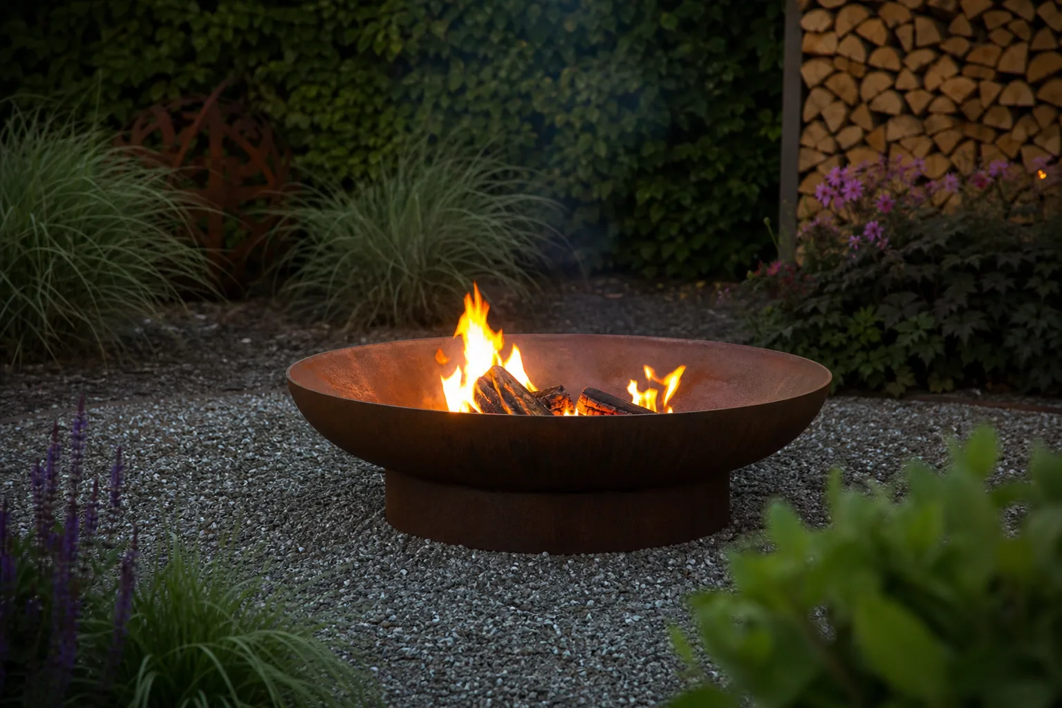 Feuerschale im Garten: Stylishe Gestaltungsideen fuer gemuetliche Abende im Freien