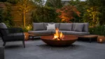 Feuerschale und Gartenmoebel kombinieren: Tipps fuer eine harmonische Outdoor-Atmosphaere