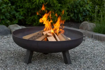 Feuerschale sicher anzünden: Tipps & Techniken