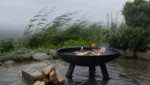 Sicheres Anzuenden einer Feuerschale bei Wind und feuchtem Wetter